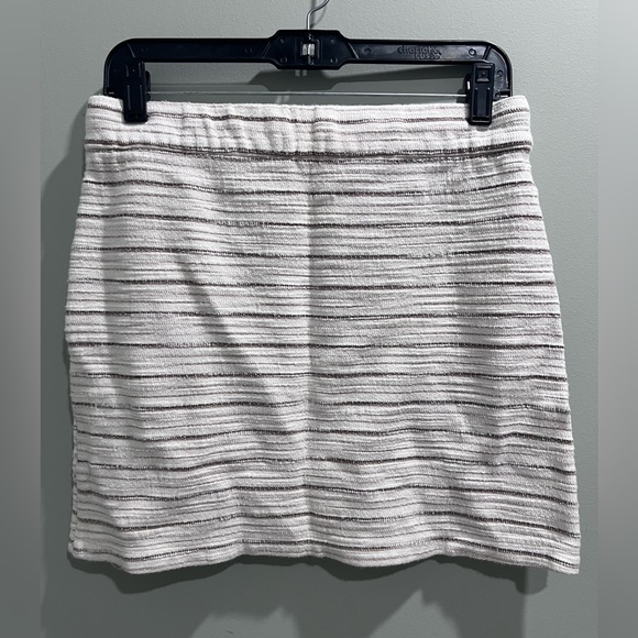 Horizontal Striped off white skirt - Picture 4 of 5